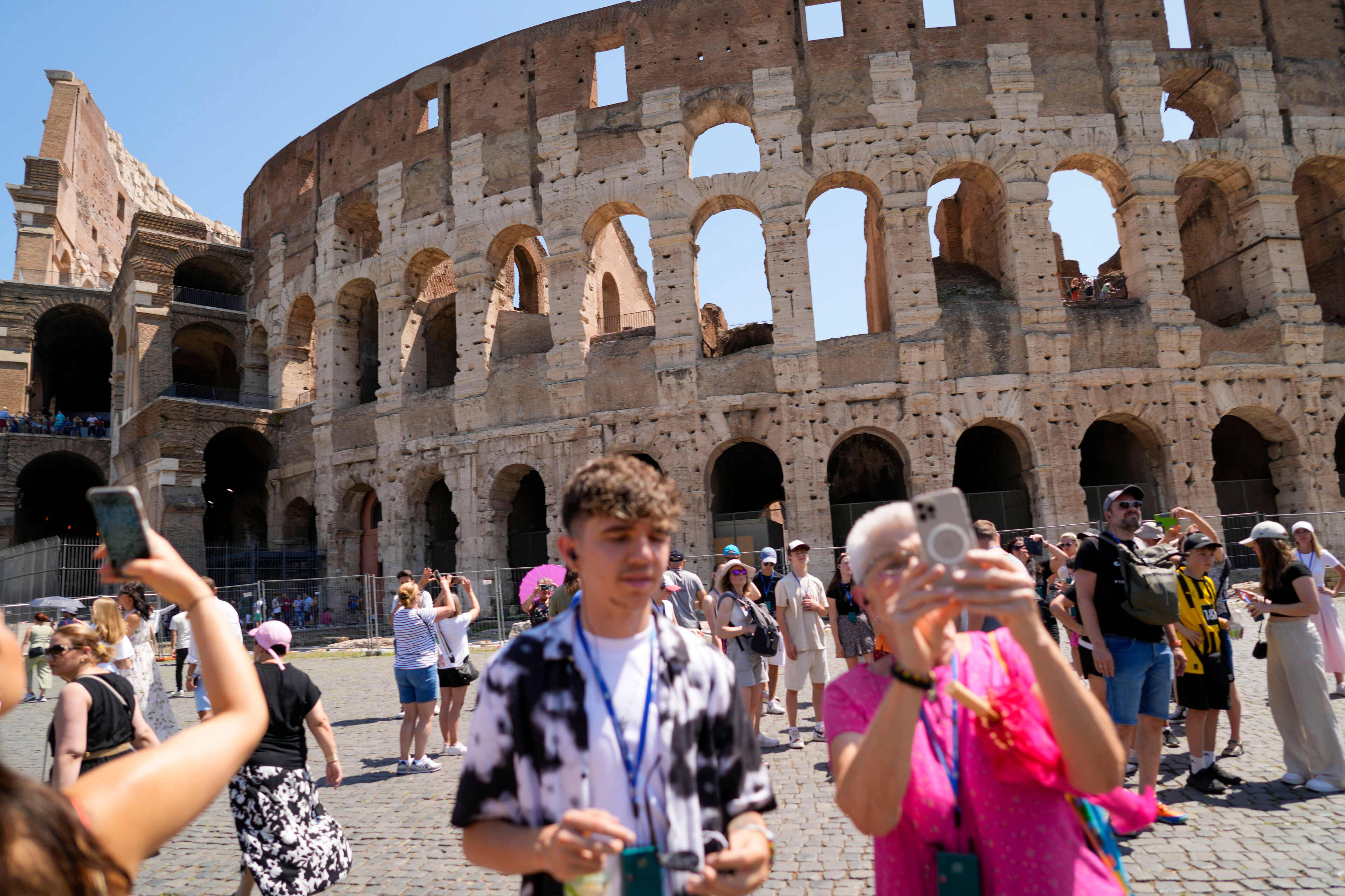 Toerist krast namen in 2.000 jaar oude Colosseum: 