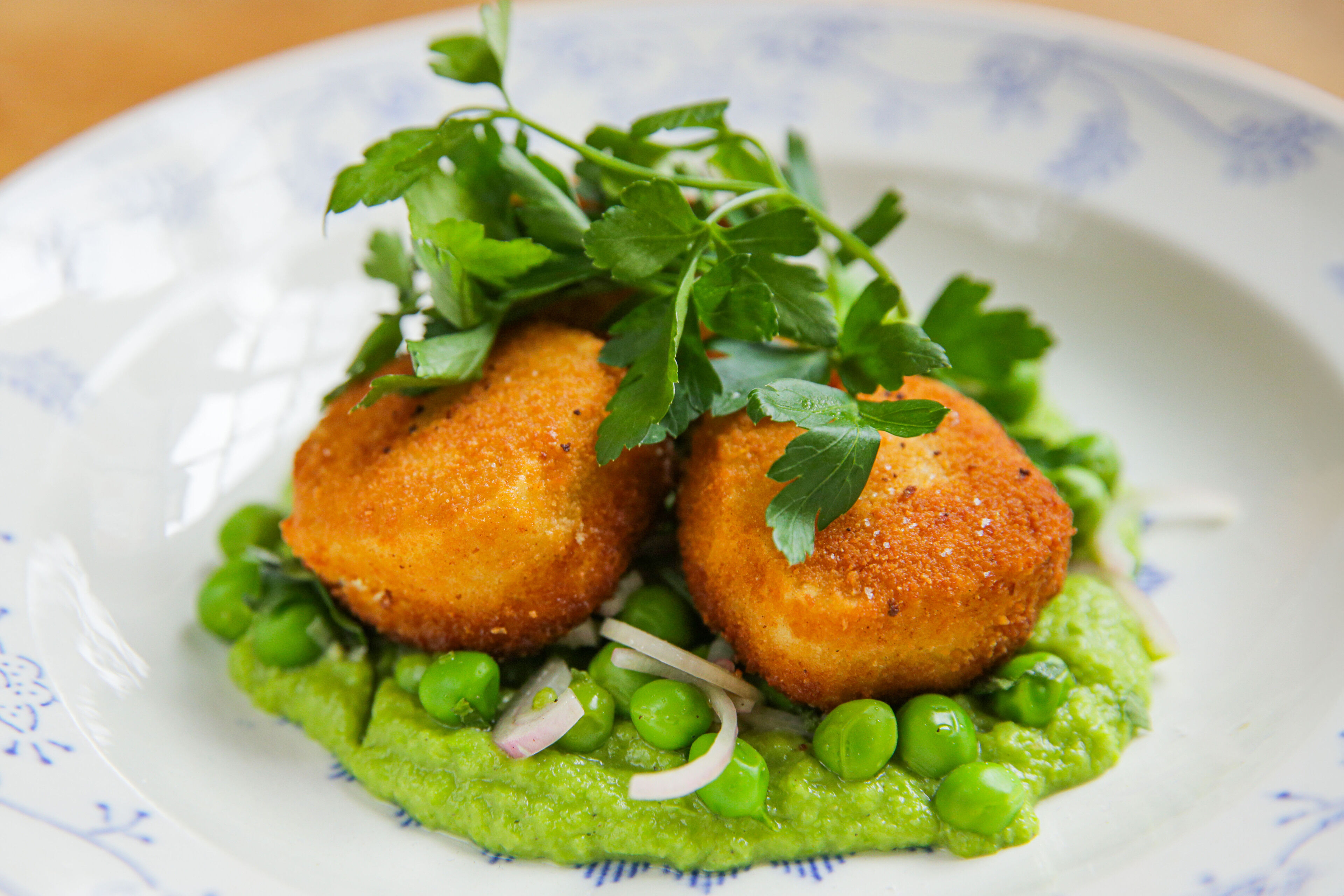 Crème van erwtjes en avocado met krokante geitenkaas en groene salade-image