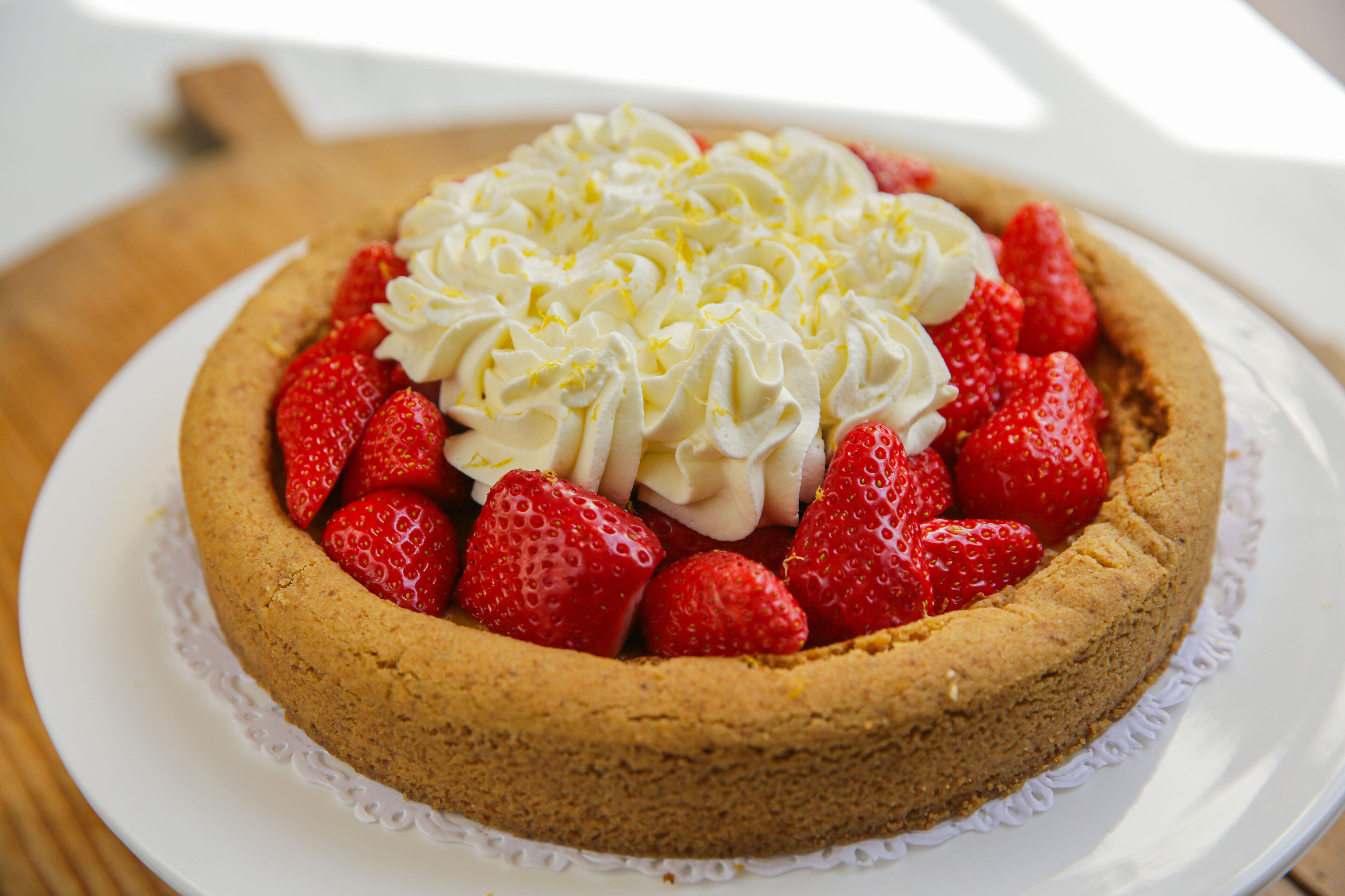 Aardbeientaart met Bretoens zanddeeg, citroenpudding en slagroom-image