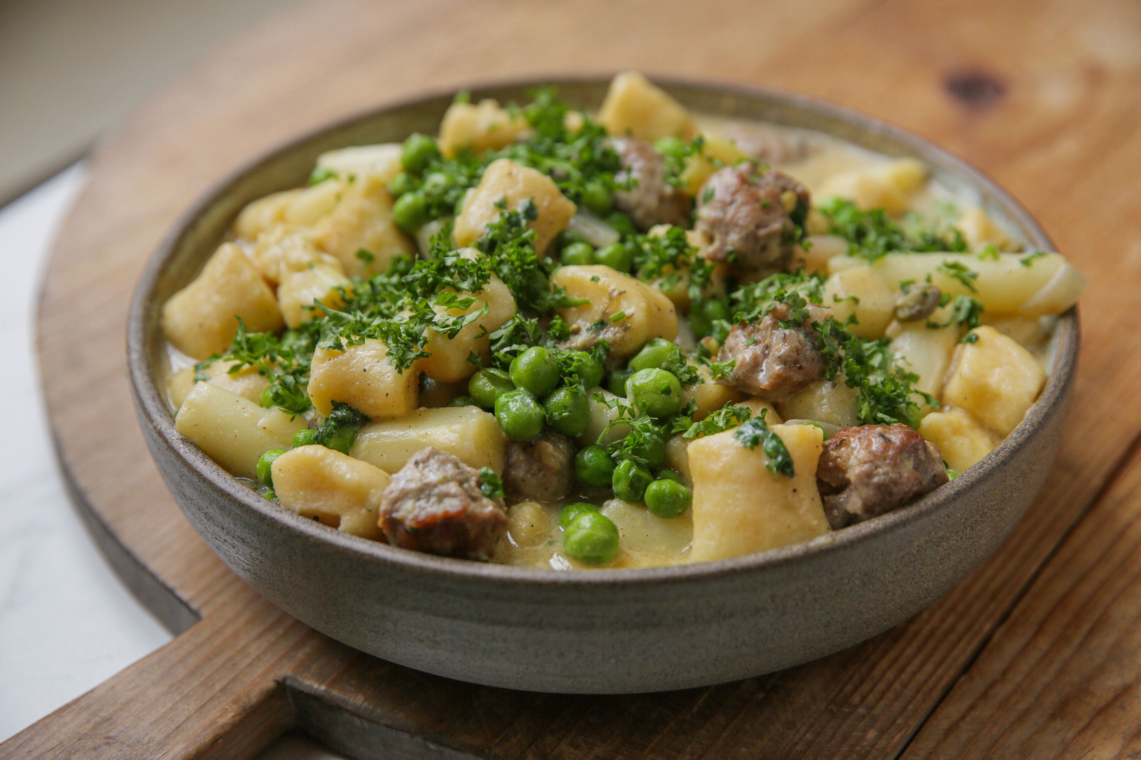 Gnocchi met salsiccia, verse erwtjes en asperges-image
