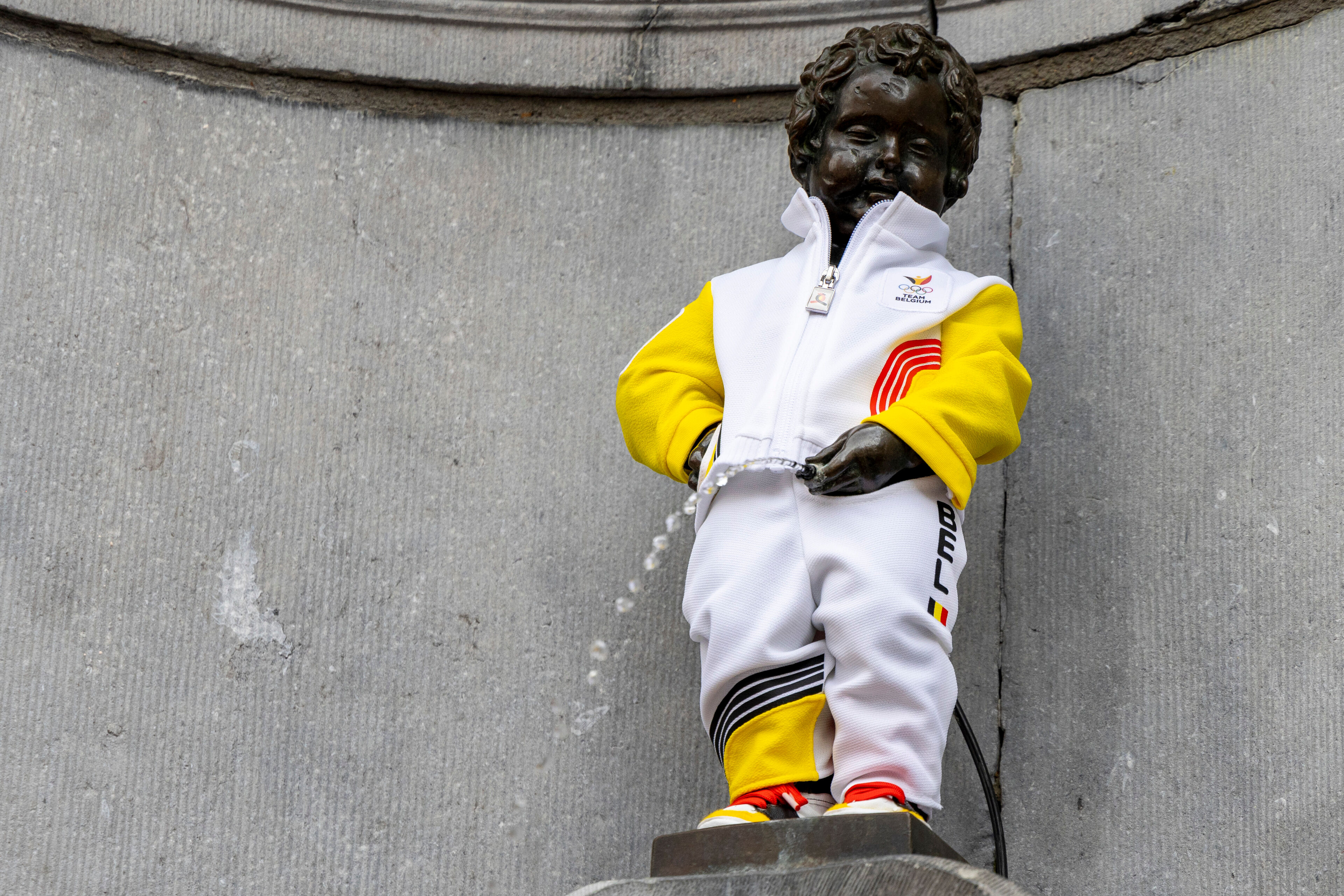 Statue en résine jaune le célèbre Manneken-Pis doigt d'honneur 35 cm