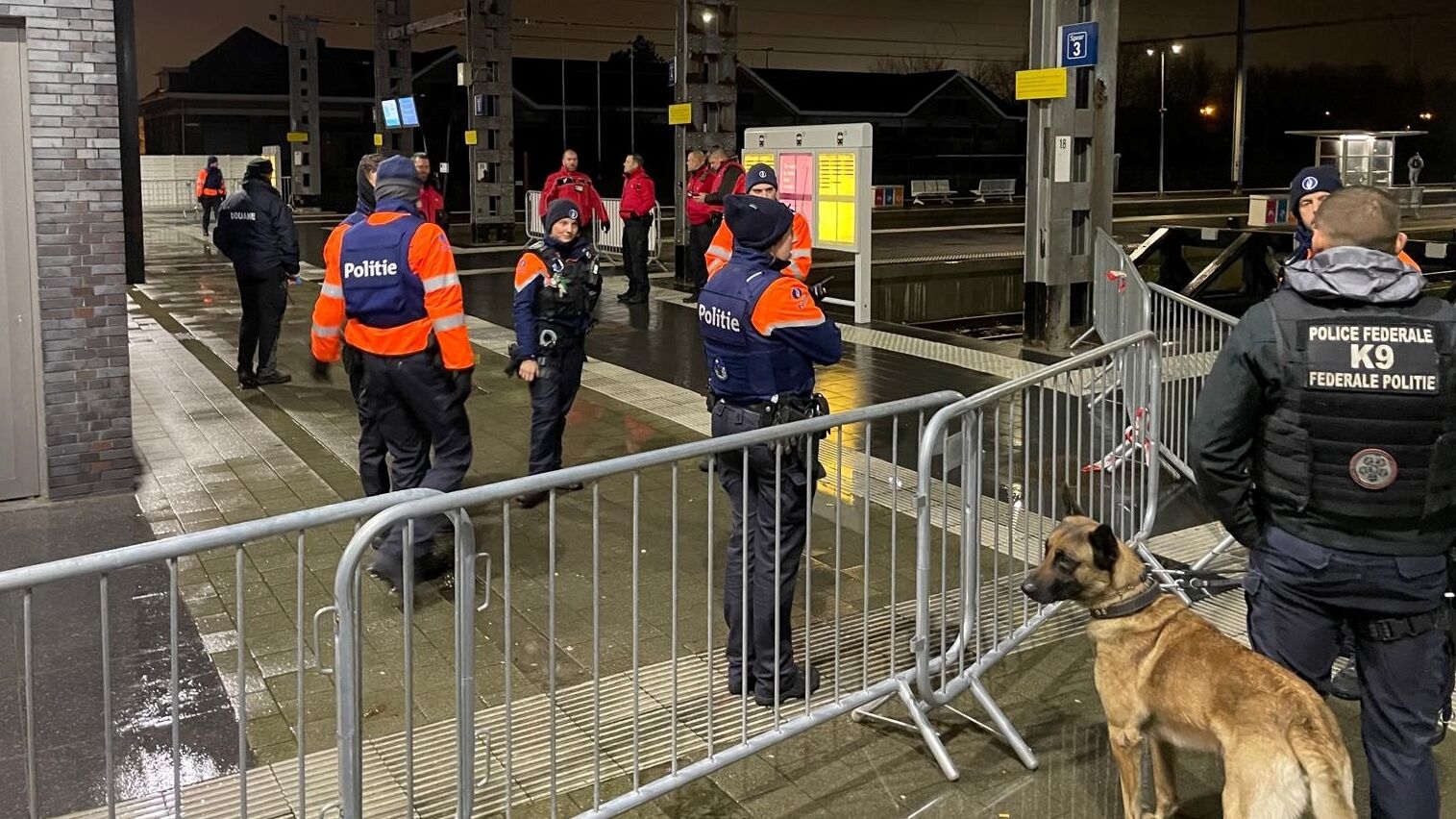 5 arrestaties tijdens grote controle op het openbaar vervoer in Blankenberge  | VRT NWS: nieuws