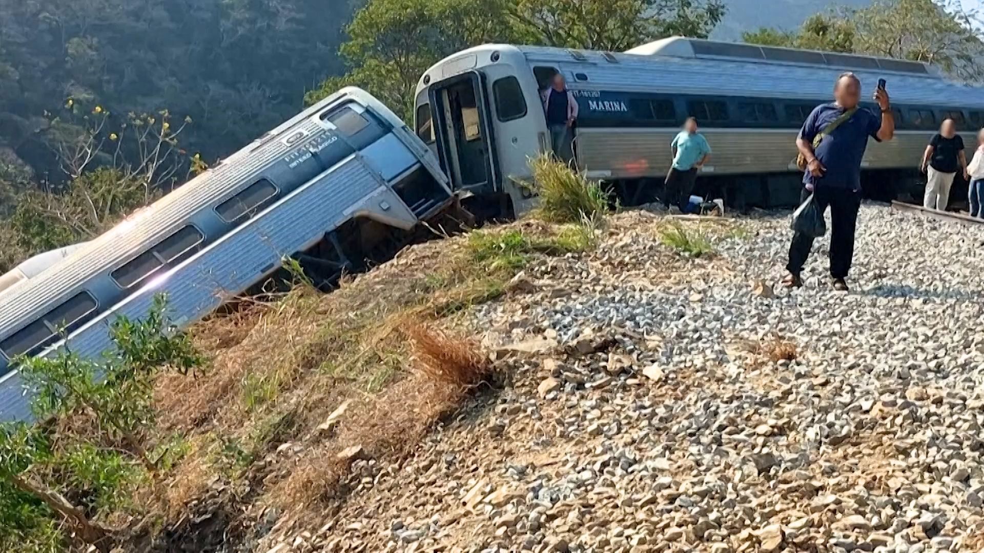 VIDEO Zeker dertien doden bij treinongeval in Mexico | VRT NWS Nieuws