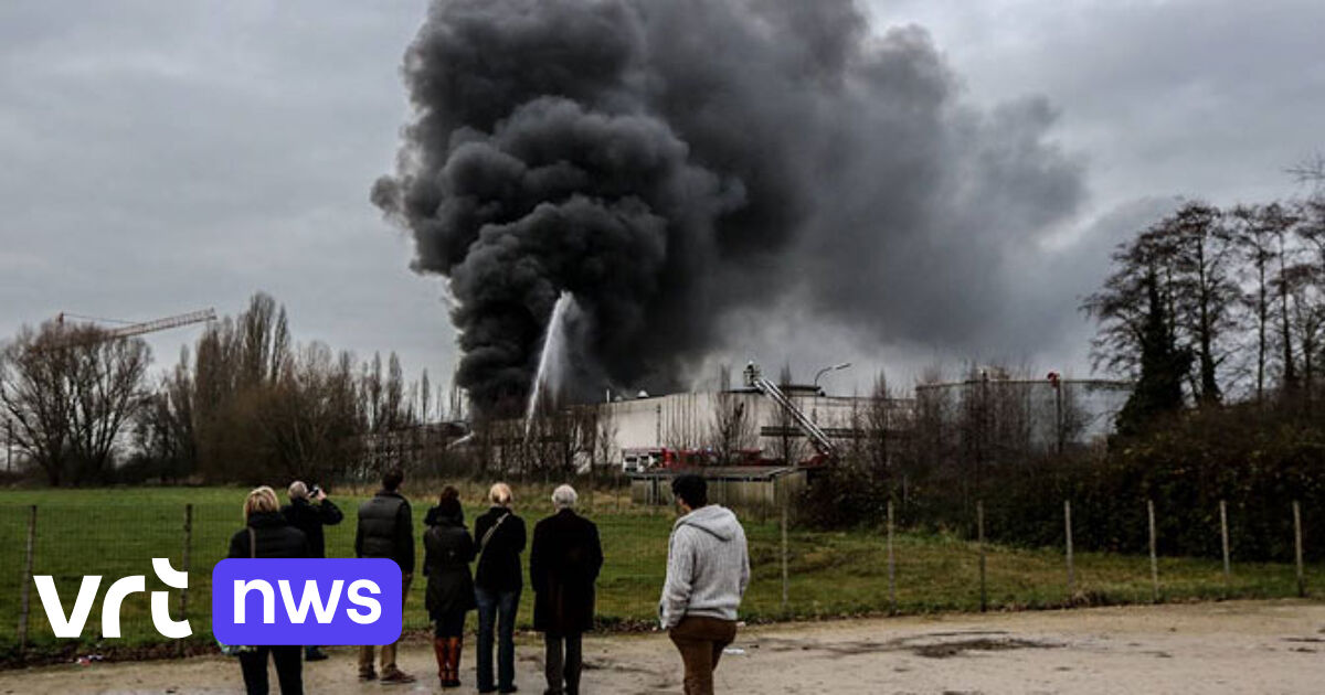 Enorme Rookpluim Door Zware Brand In Waregem | VRT NWS: Nieuws