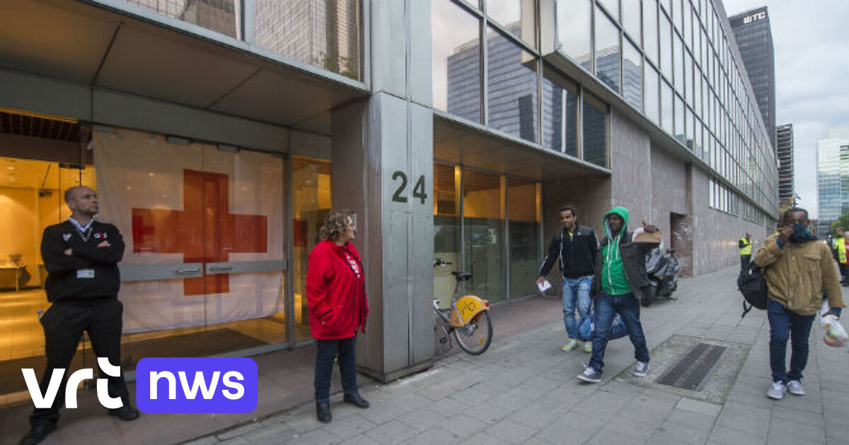 Un bureau volant de l’Office des étrangers devant le WTC III VRT NWS le site d'information de