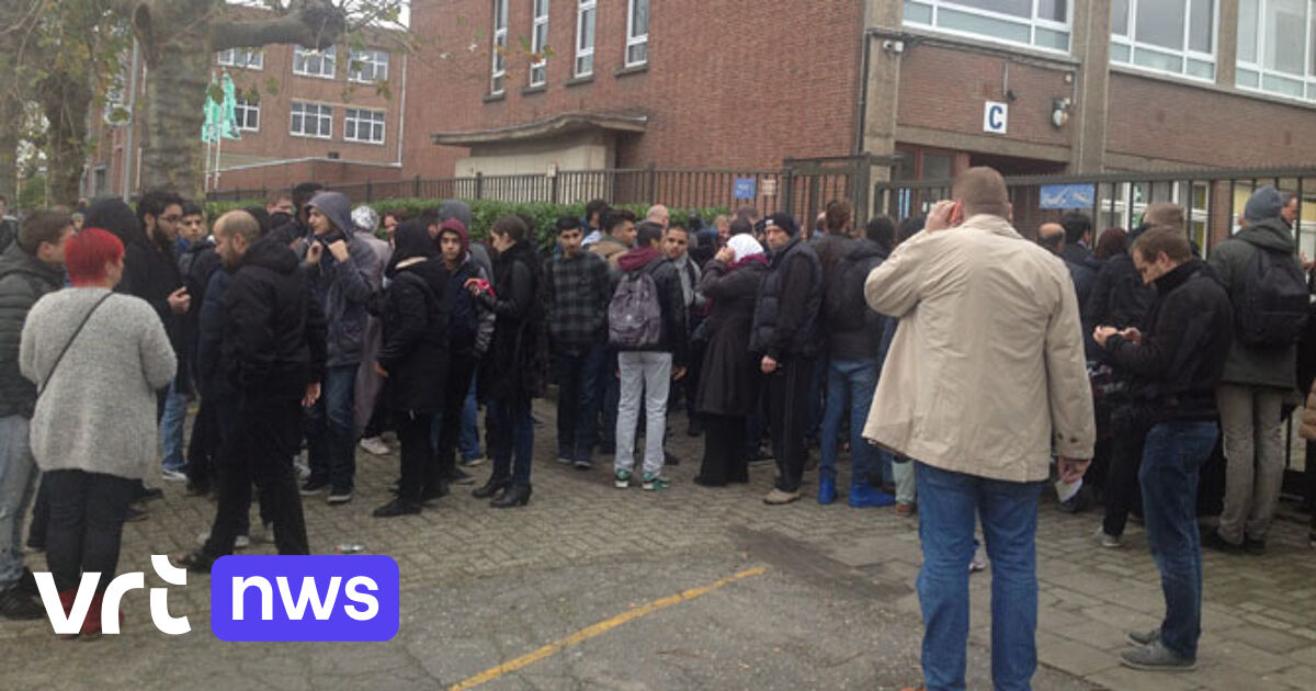 Drie Scholen Tijdlang Ontruimd In Antwerpen Na Bommelding | VRT NWS: Nieuws