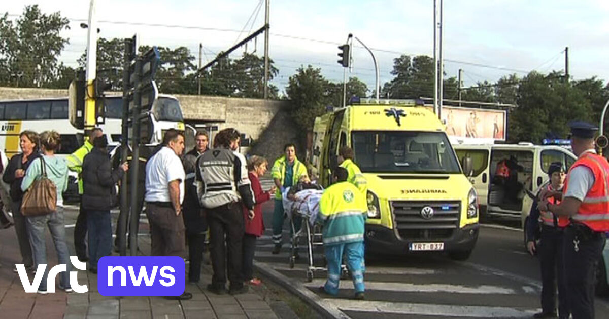 Antwerpen Auto fährt in Schülergruppe VRT NWS nachrichten