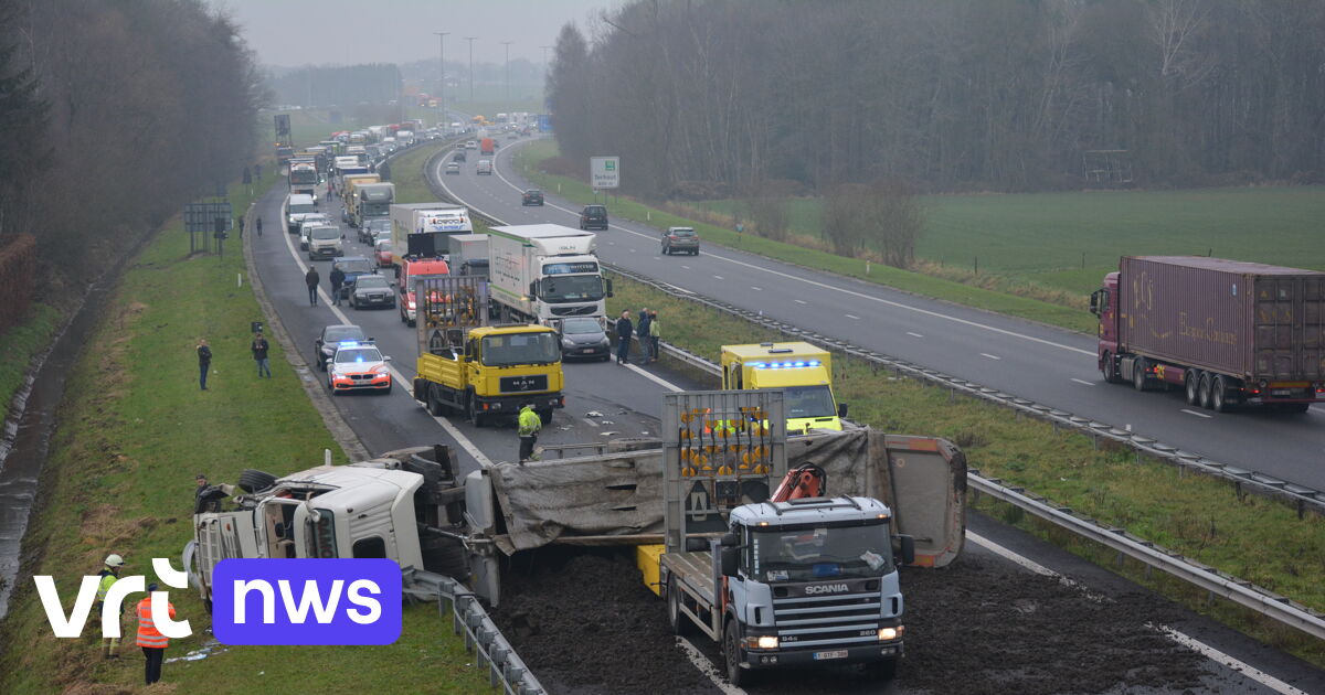 Verkeerschaos Door Gekantelde Vrachtwagen In Torhout | VRT NWS: Nieuws