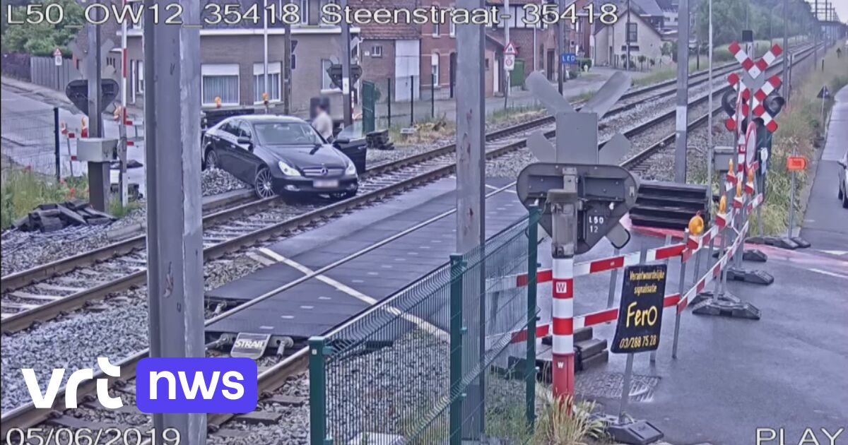 Domheid of moed? Gekke video bij een spoorwegovergang