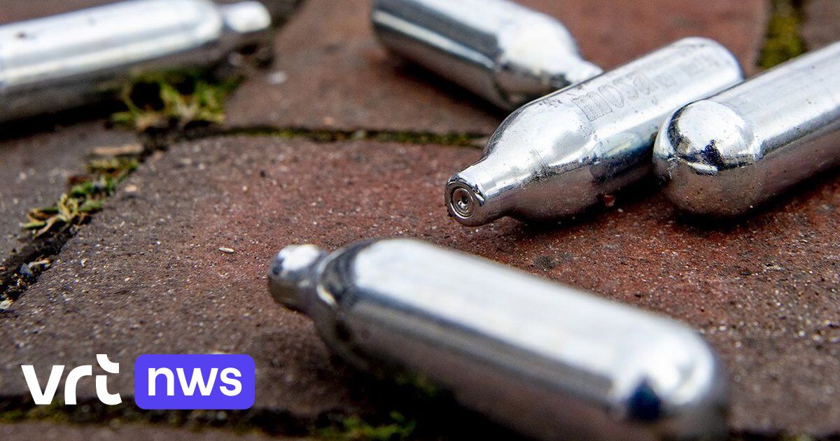 Opnieuw #lachgasballonnen gevonden in auto na verkeersongeval in #Antwerpen.