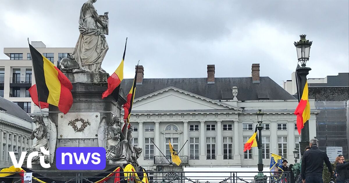 Martelaarsplein Waar Vlaamse Onderhandelingen Lopen Baadt Vandaag In Belgische Vlaggen Vrt Nws Nieuws