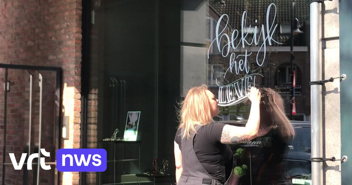 Tattoo artieste uit Bocholt versiert ramen met positieve slogans