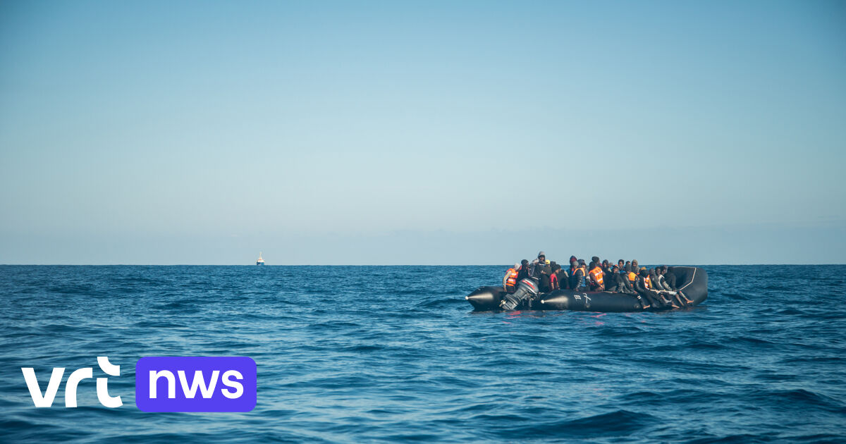 Nombre record de migrants traversant la Manche, Français et Britanniques intensifient la bataille