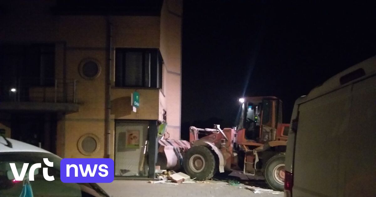 Burglars ram bank office with bulldozer in Kapelle-op-den-Bos, witness films the ram raid