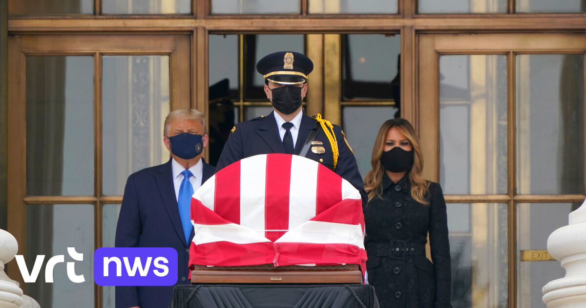 Cheers as Trump pays final tribute to Ginsburg