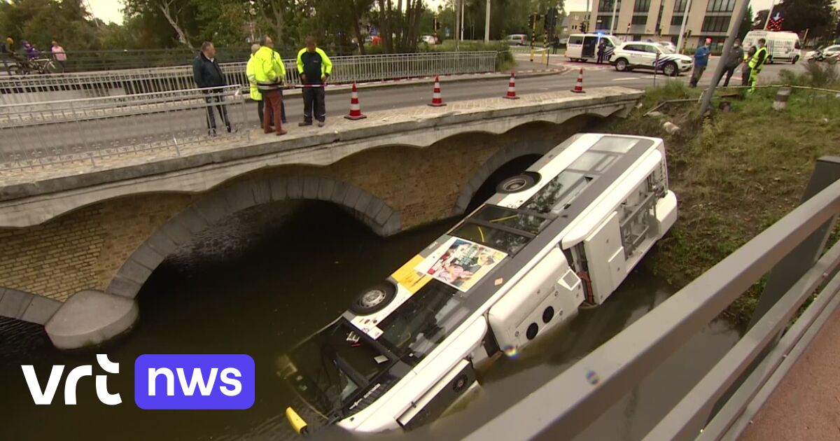 De Lijn bus ends up in the water in Bruges