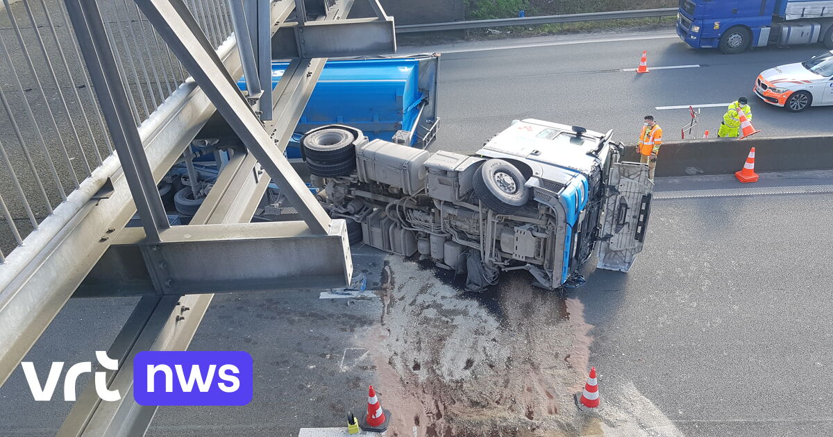 Gekantelde Vrachtwagen Zorgt Voor Kilometers File Van En Naar De Kust ...