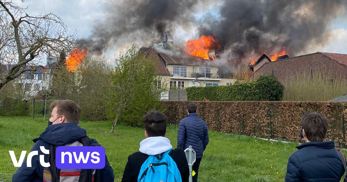 Er woedt een zware brand in een appartementsgebouw in #Opwijk, het centrum is afgesloten.