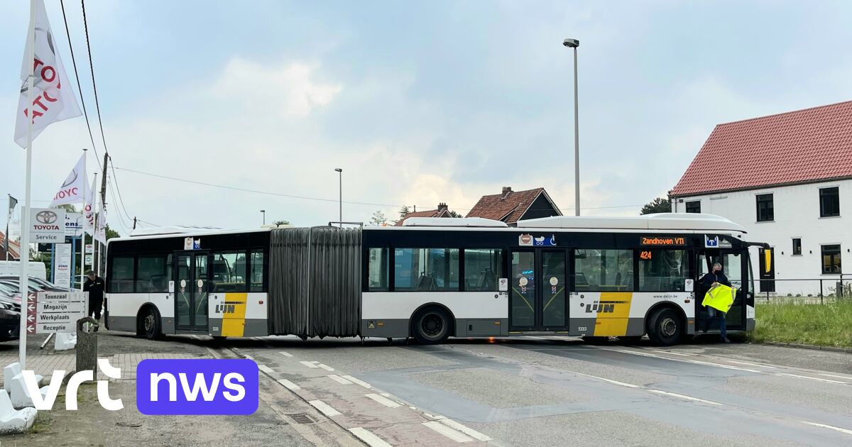 Bus stands perpendicular to Liersebaan for an and a due to blocked brakes - Newsy Today