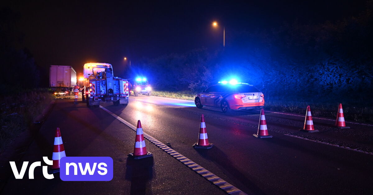 Dodelijk verkeersongeval in Mechelen: Auto komt onder oplegger terecht