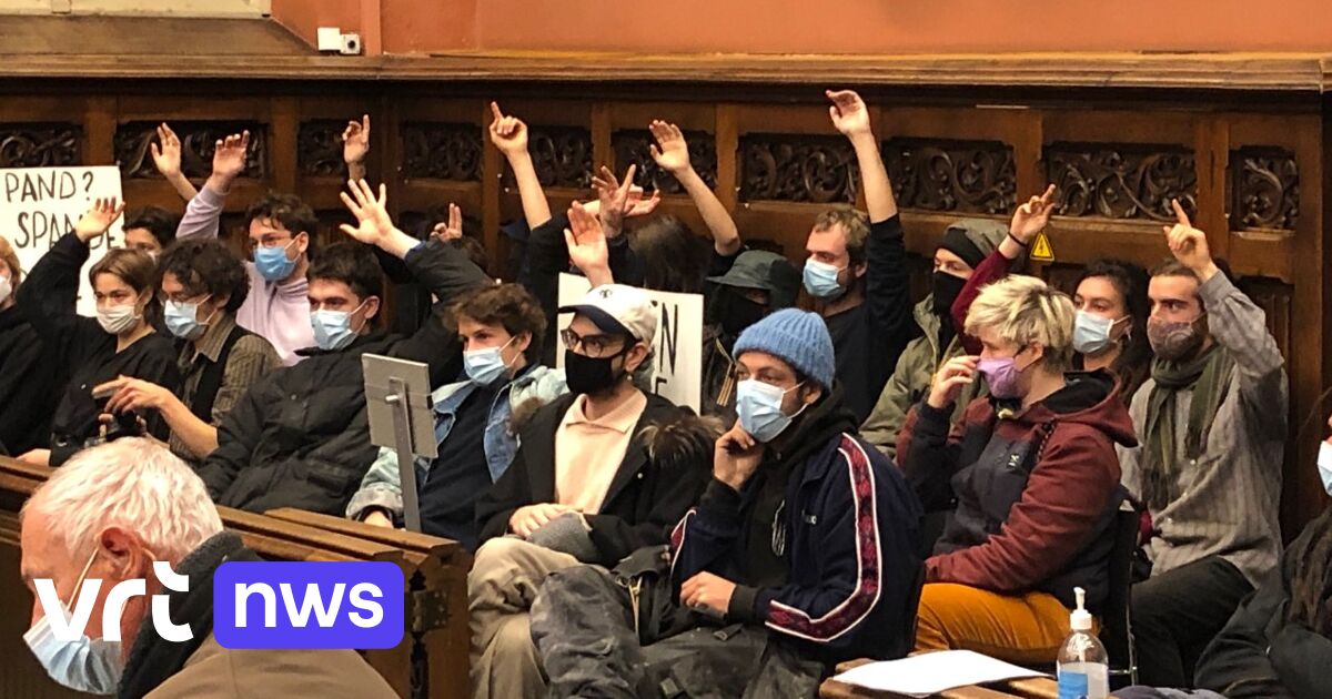 “Pandemists” who occupy Caemersklooster expelled from Ghent city council because silent protest is “too disturbing”