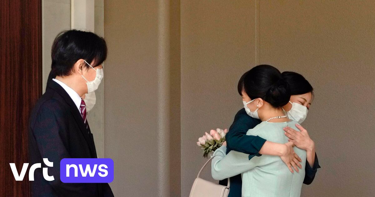 Japanese princess Mako is married and loses her royal status: painful goodbye with a hug from the sister