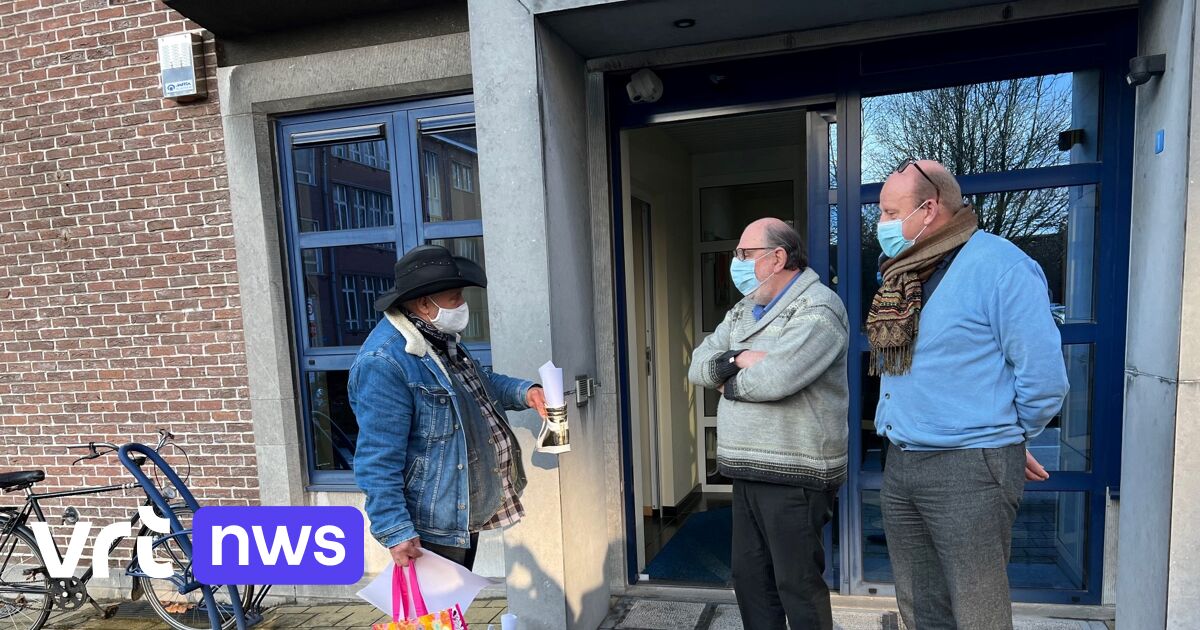 Vlaams Belang Stekene Protesteert Bij Woonanker, Het Klaagt Gebrekkige ...