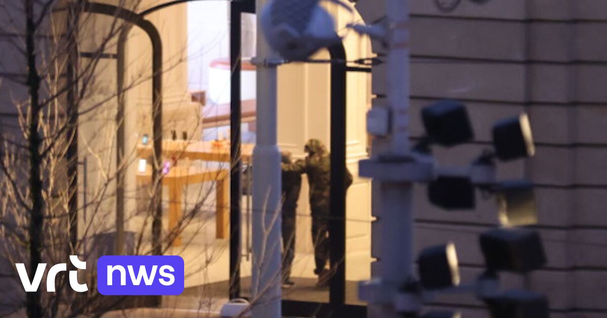 Hostage going on in Apple Store in Amsterdam after robbery, police present en masse