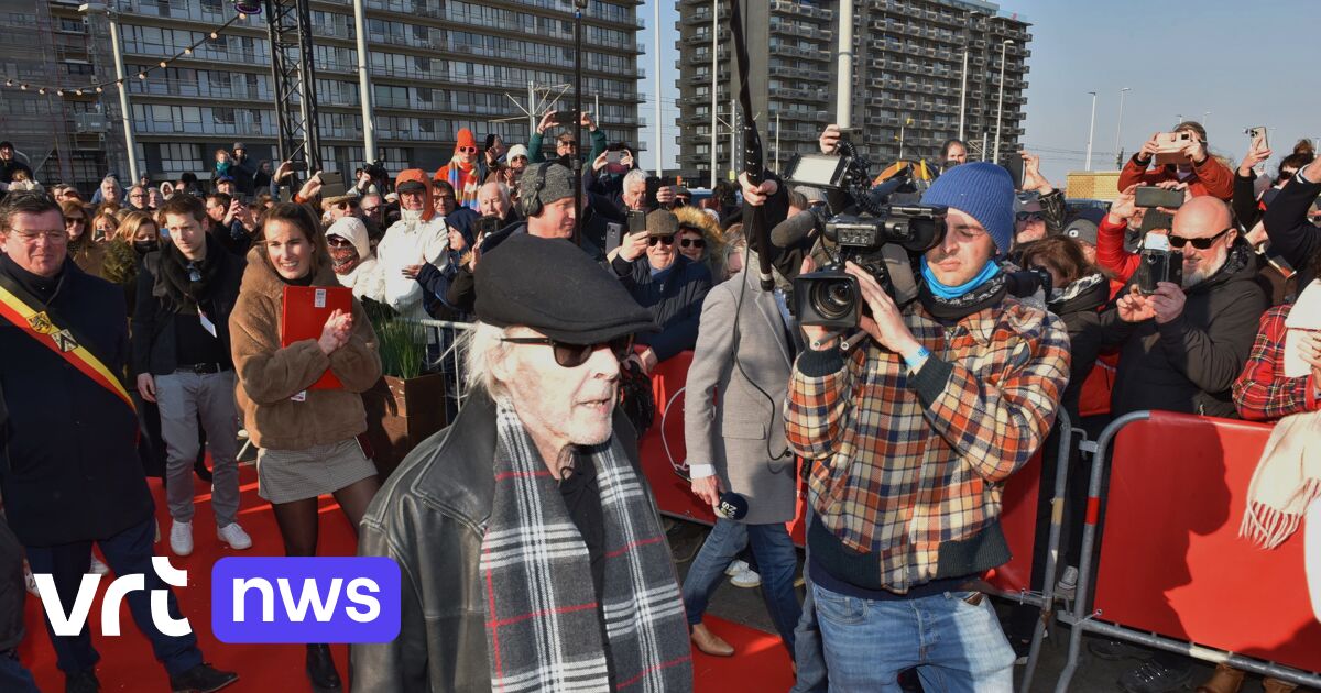 Singer Arno receives his Lifetime Achievement Award under loud applause and a guard of honor at the film festival in Ostend