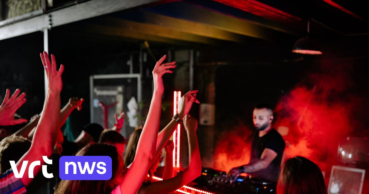 Police Breaking Up Rave Police break up rave at holiday home | VRT NWS: news