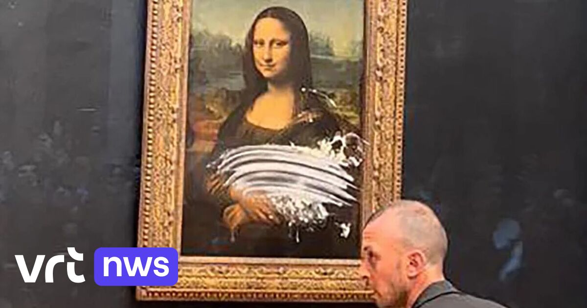 Man verkleed als oude vrouw in rolstoel besmeurt Mona Lisa met taart in Louvre in Parijs - VRT NWS