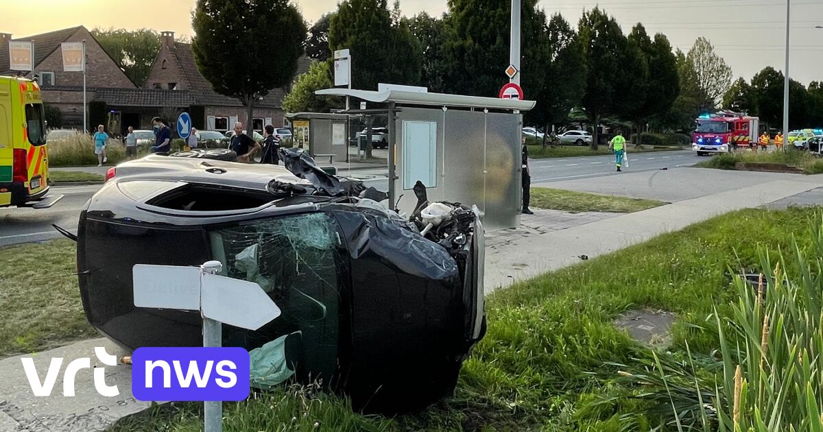 Auto Belandt Op Zijkant Na Frontale Botsing In Kontich: Een ...