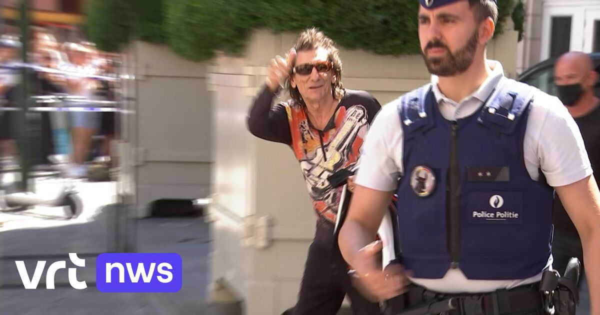 WATCH – Hundreds of fans are in Brussels at the hotel where the Rolling Stones are staying, guitarist Ron Wood comes to wave