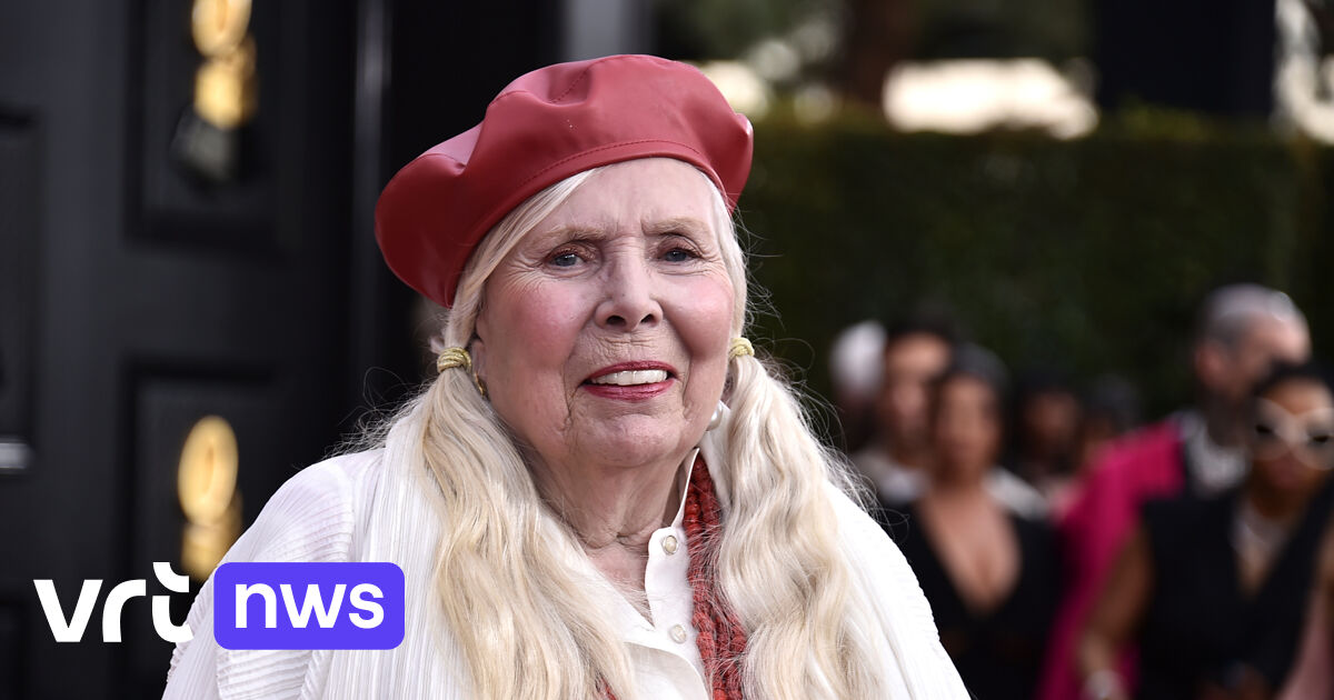 7 years after her brain aneurysm, Joni Mitchell performs again for the first time in surprise concert