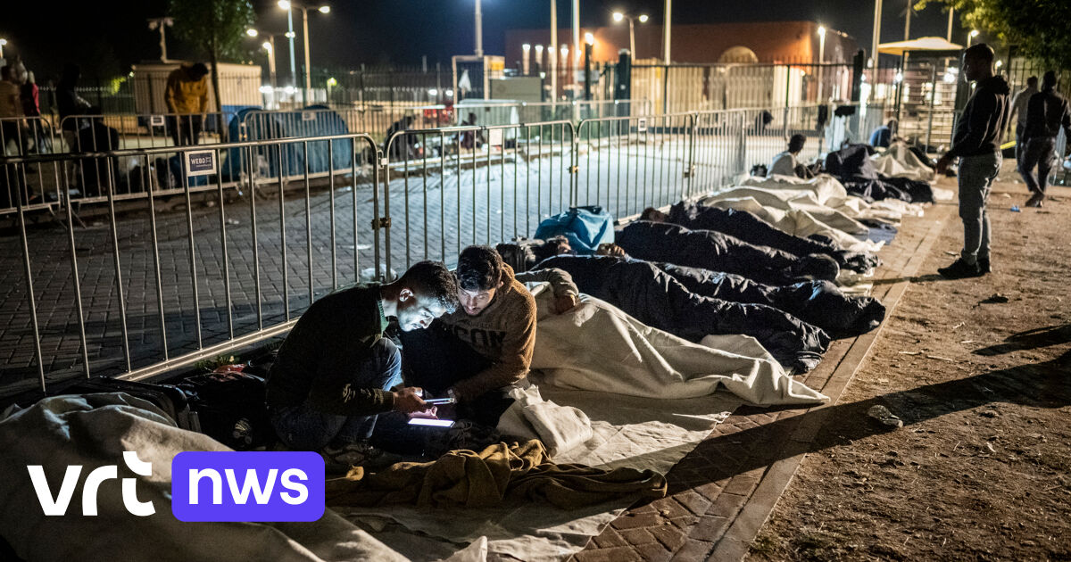 700 Asielzoekers Slapen Buiten Aan Nederlands Aanmeldcentrum Voor ...