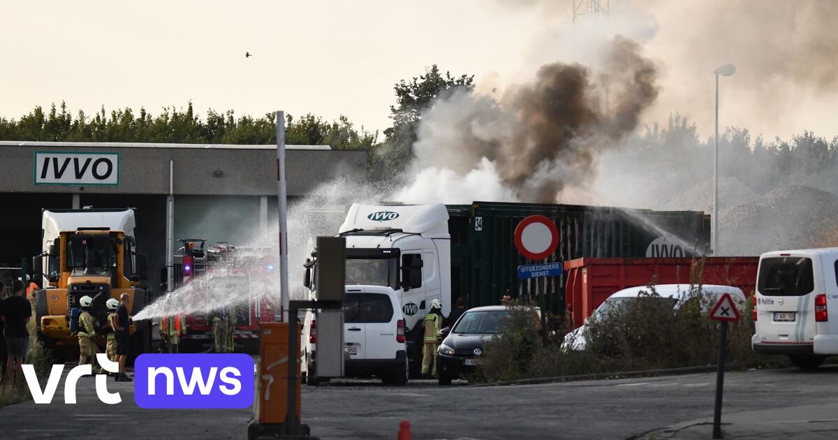 Slecht Gesorteerd Afval Zorgt Voor Brand Op Het Recyclagepark Van