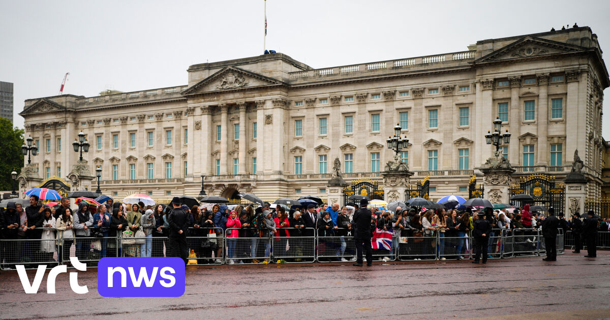 Queen Elizabeth’s remains arrive in London, crowds await at Buckingham Palace