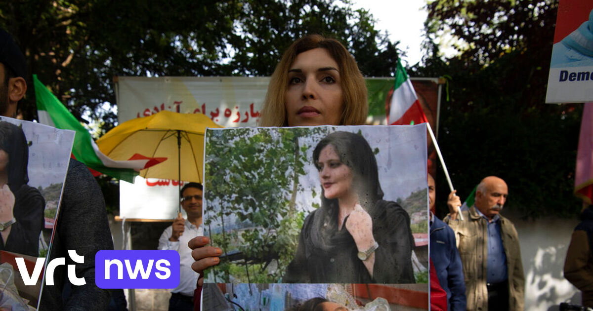 Vrouwen Verbranden Hoofddoek Tijdens Aanhoudend Protest In Iran, "zeker ...