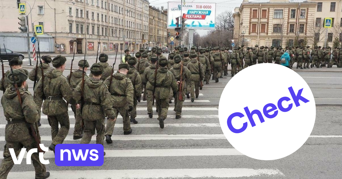 Image accompanying In deze Russische talkshow vertellen de presentatoren over hun oproepingsbrief voor de mobilisatie.