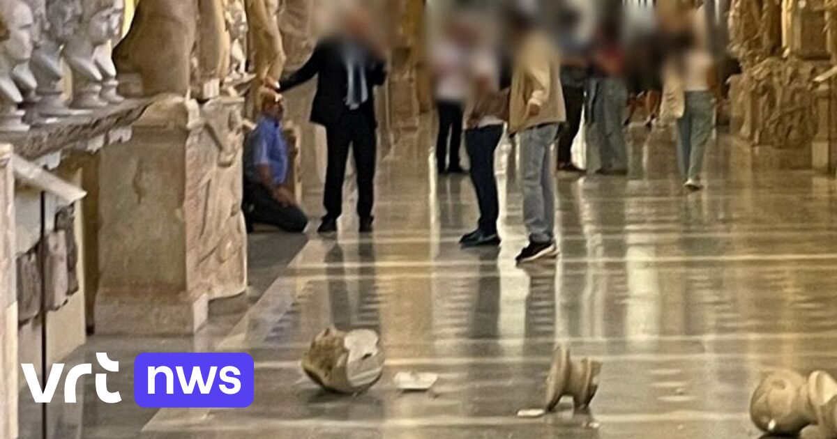 Turista arrabbiato distrugge le statue dei Musei Vaticani perché non può vedere il Papa