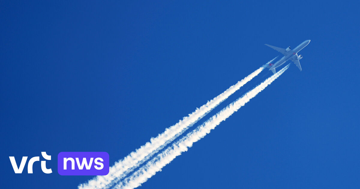 Il settore dell’aviazione punta a passare alle emissioni nette di gas serra entro il 2050, le reazioni al piano sono contrastanti