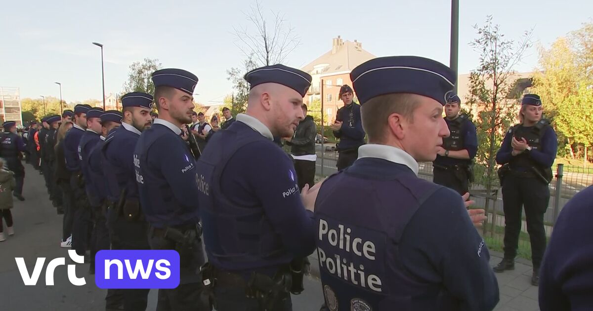 Long guard of honor for the discharge of the injured policeman from the hospital in Schaerbeek