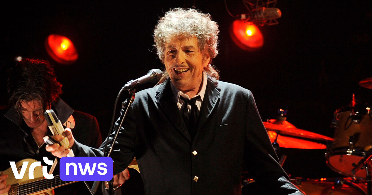 Bob Dylan autographed book 0: American singer-songwriter admits machine signed his books