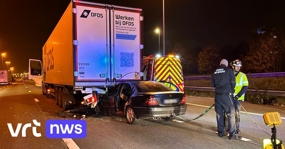 opzettelijk dok medeleerling Autobestuurder zwaargewond nadat hij op vrachtwagen botst op Antwerpse ring  | VRT NWS: nieuws