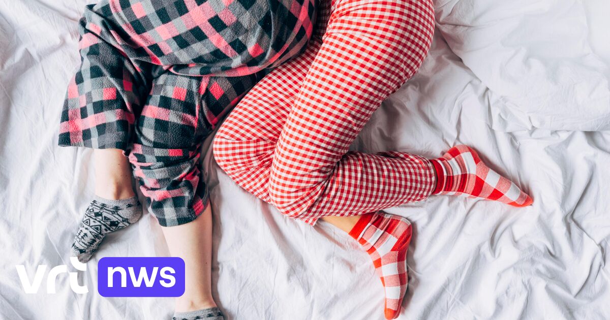 te veel Onderstrepen levend Met koude voeten raak je niet in slaap, maar de verwarming 's nachts  opzetten is ook geen goed idee: tips om beter te slapen tijdens koudere  nachten | VRT NWS: nieuws