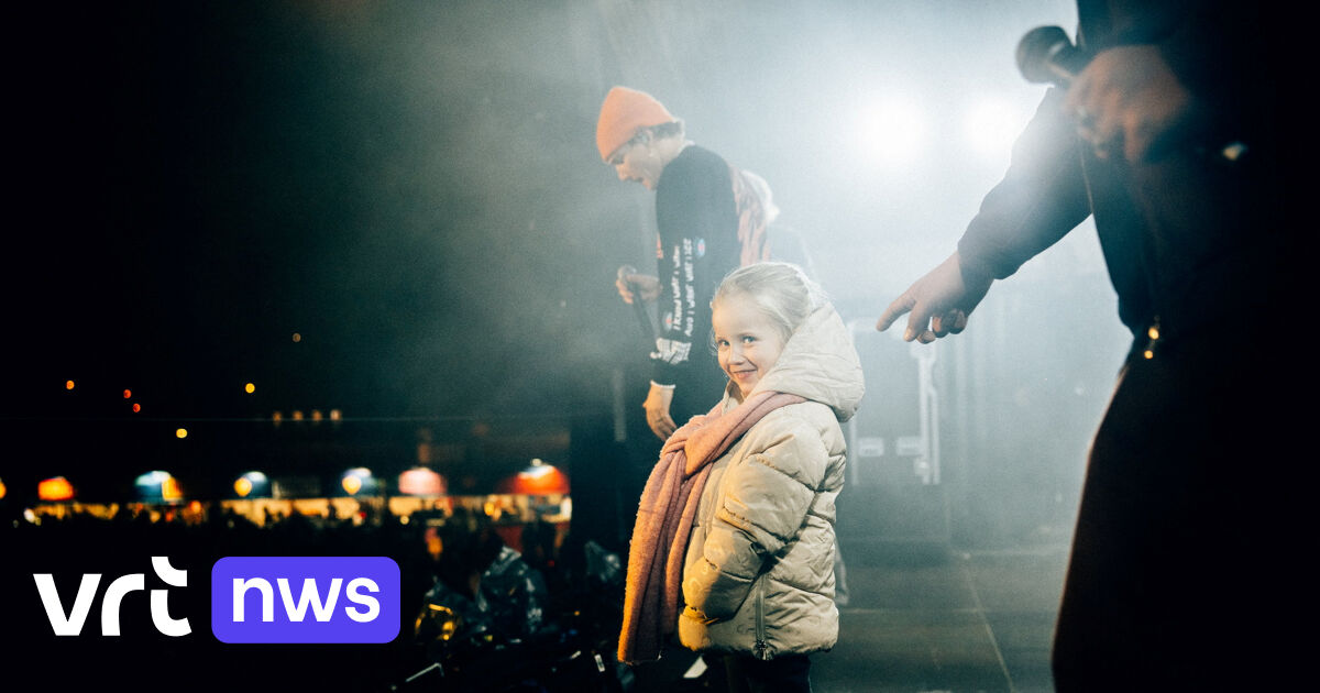 WATCH – Julie (4) is allowed to follow Goldband’s concert from the stage after a cute plea and steals the show during ‘White Laundry’