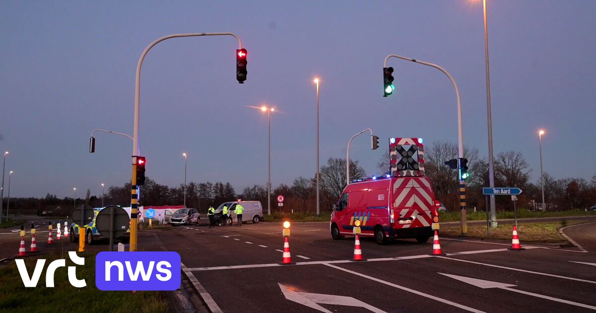 Bestelwagen Rijdt In Op Auto In Geel: Twee Inzittenden Komen Om Het ...