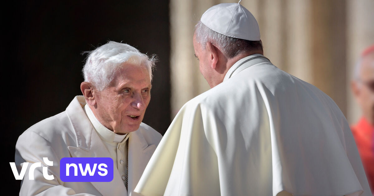 Paus Franciscus meldt dat voorganger Benedictus "erg ziek" is | VRT NWS
