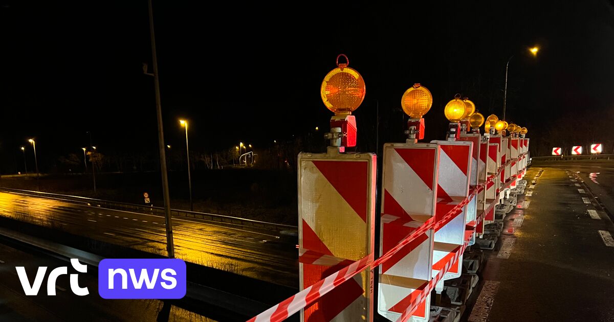 Brokstukken Van Vangrail Vallen Op E40 In Oostkamp Na Ongeval Op Brug ...