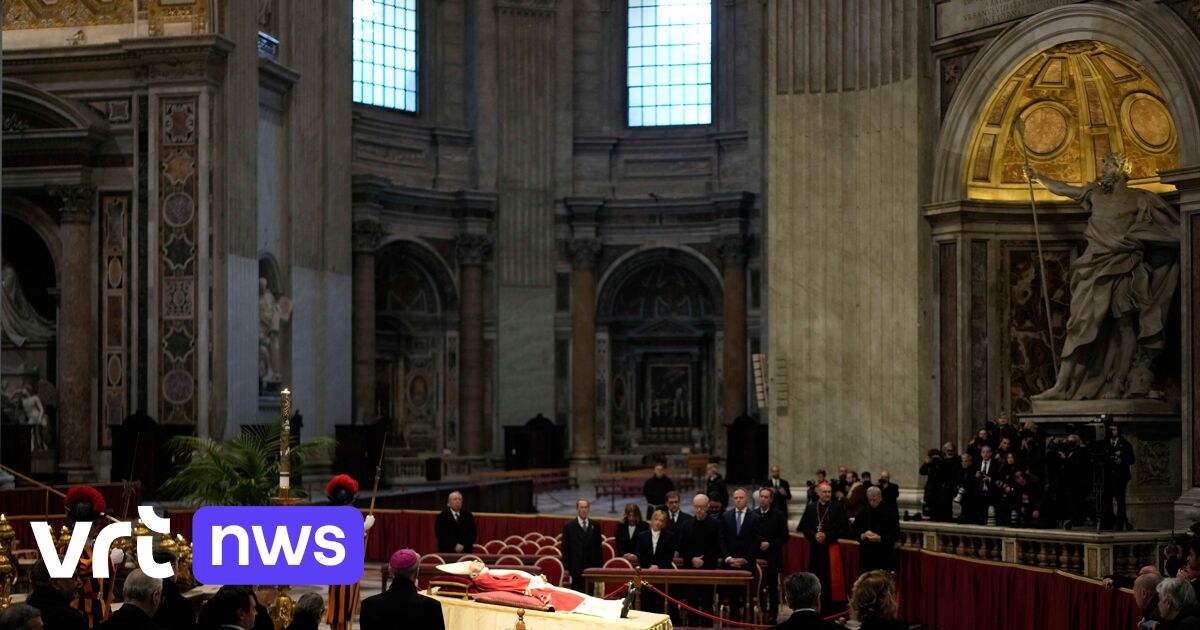 Benedictus XVI opgebaard in Sint-Pietersbasiliek: Italiaans premier ...